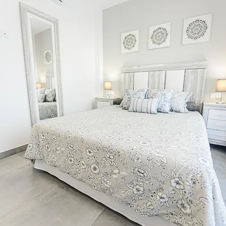 Sun Kissed Beach House Familias Apartment